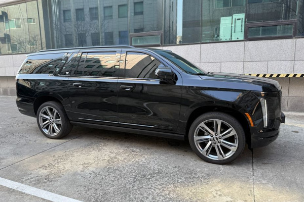 2025 Cadillac Escalade с пробегом 2 400 км