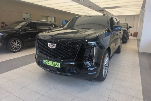 2025 Cadillac Escalade с пробегом 9 244 км