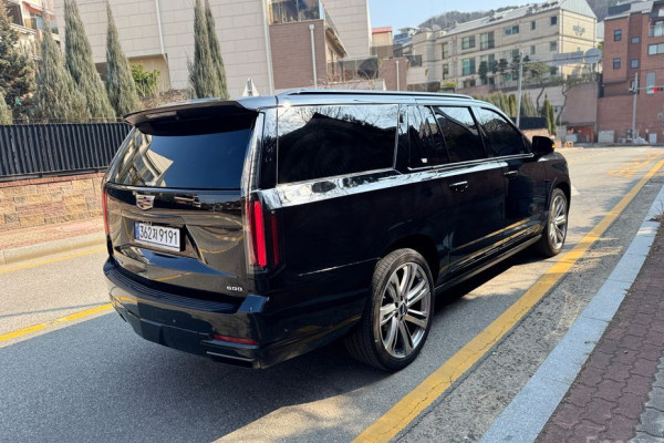 2025 Cadillac Escalade с пробегом 1 300 км