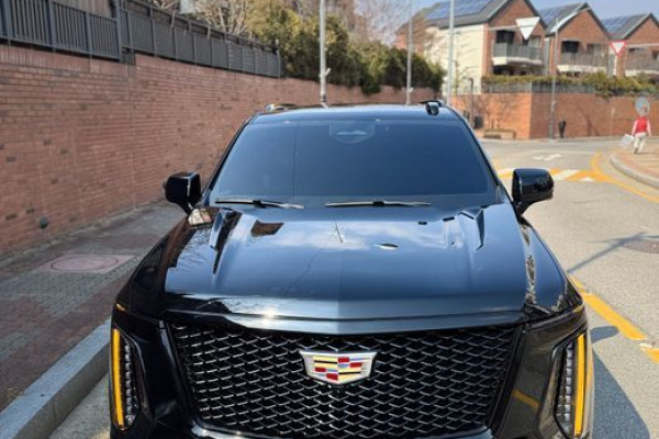 2025 Cadillac Escalade с пробегом 1 300 км