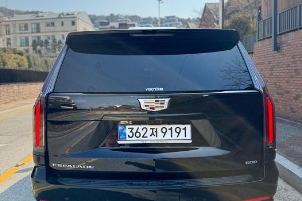 2025 Cadillac Escalade с пробегом 1 300 км