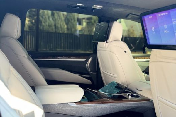 2025 Cadillac Escalade с пробегом 1 300 км