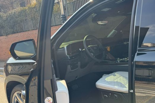 2025 Cadillac Escalade с пробегом 1 300 км