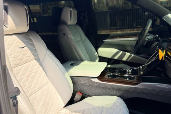 2025 Cadillac Escalade с пробегом 1 300 км