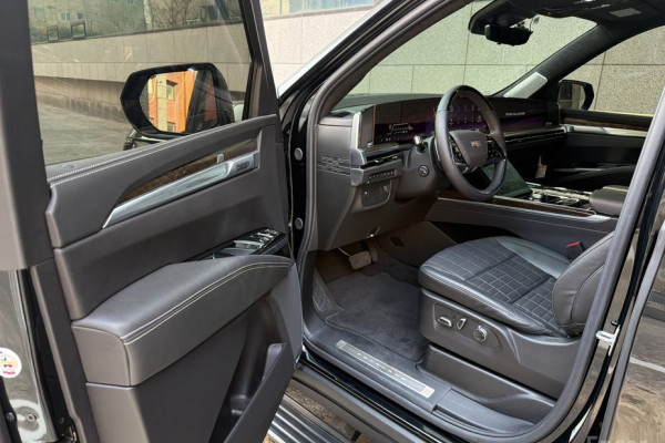 2025 Cadillac Escalade с пробегом 2 400 км