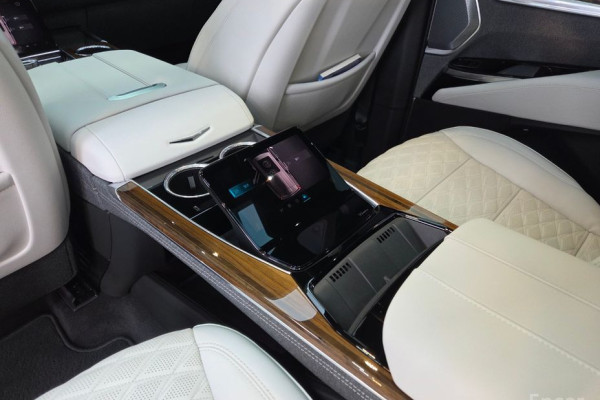 2025 Cadillac Escalade с пробегом 1 550 км