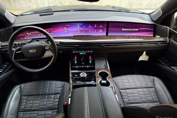 2025 Cadillac Escalade с пробегом 2 400 км