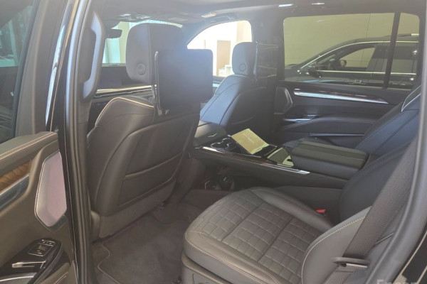 2025 Cadillac Escalade с пробегом 9 244 км