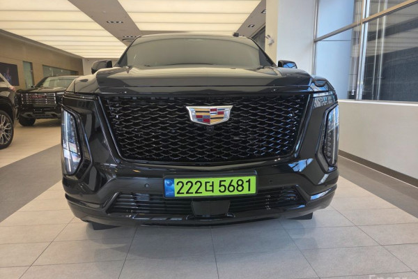 2025 Cadillac Escalade с пробегом 9 244 км