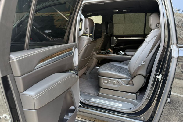 2025 Cadillac Escalade с пробегом 2 400 км