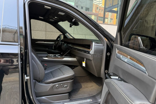 2025 Cadillac Escalade с пробегом 2 400 км