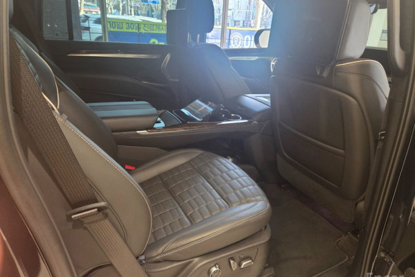 2025 Cadillac Escalade с пробегом 9 244 км