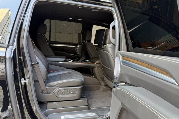 2025 Cadillac Escalade с пробегом 2 400 км