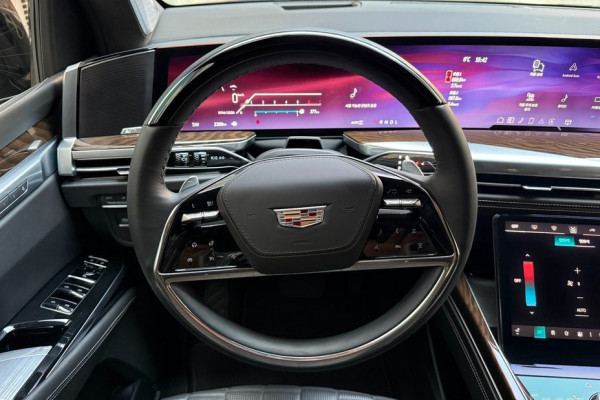 2025 Cadillac Escalade с пробегом 2 400 км