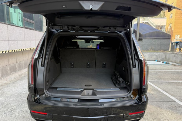 2025 Cadillac Escalade с пробегом 2 400 км