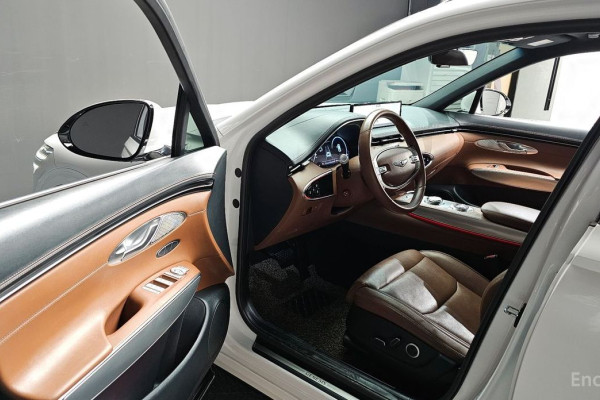 2021 Genesis GV70 с пробегом 92 825 км