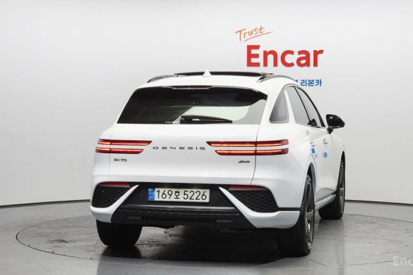 2022 Genesis GV70 с пробегом 68 645 км