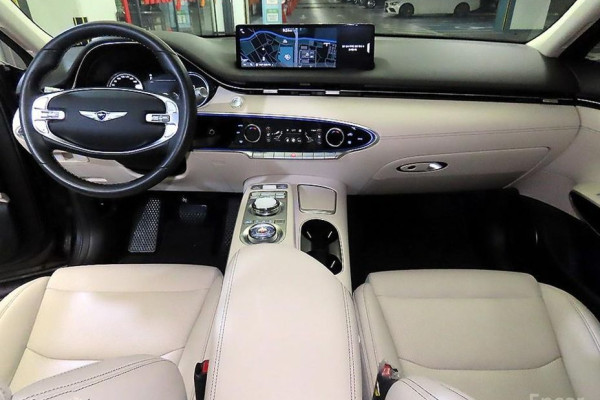 2021 Genesis GV70 с пробегом 15 409 км