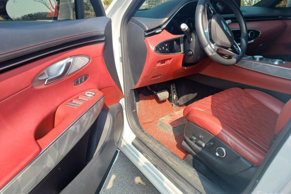 2021 Genesis GV70 с пробегом 98 160 км