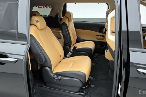 2023 Kia Carnival с пробегом 12 662 км