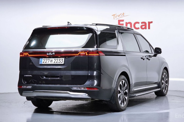 2023 Kia Carnival с пробегом 13 584 км