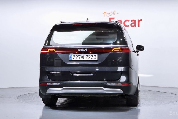 2023 Kia Carnival с пробегом 13 584 км