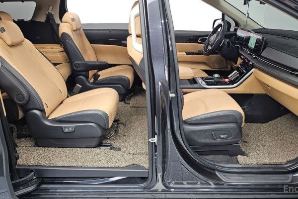 2023 Kia Carnival с пробегом 13 584 км