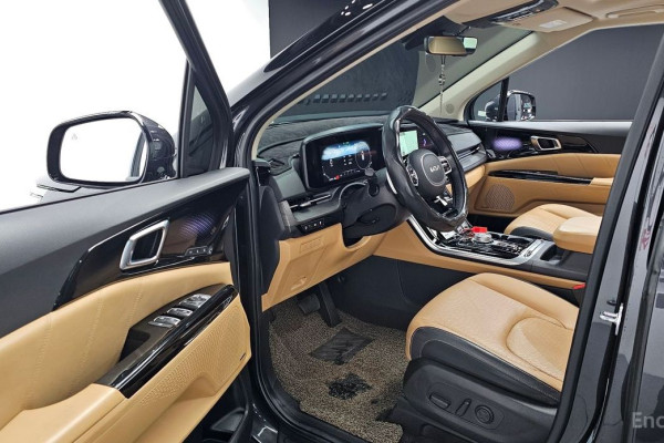 2023 Kia Carnival с пробегом 13 584 км