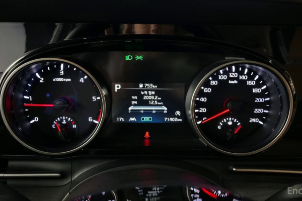 2023 Kia Carnival с пробегом 71 402 км