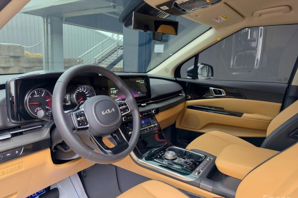 2023 Kia Carnival с пробегом 24 355 км