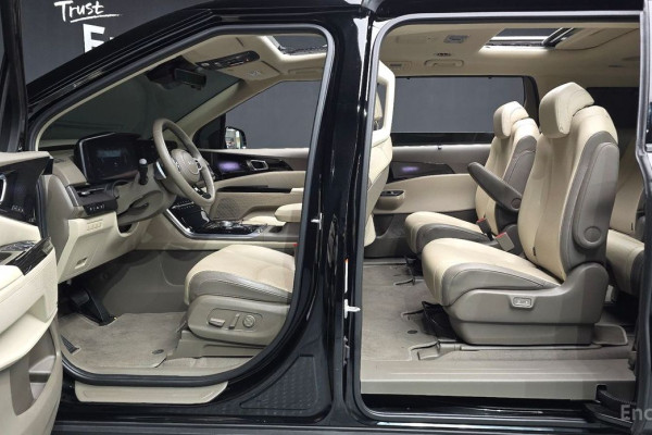 2023 Kia Carnival с пробегом 40 292 км