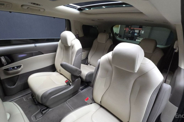 2023 Kia Carnival с пробегом 40 292 км