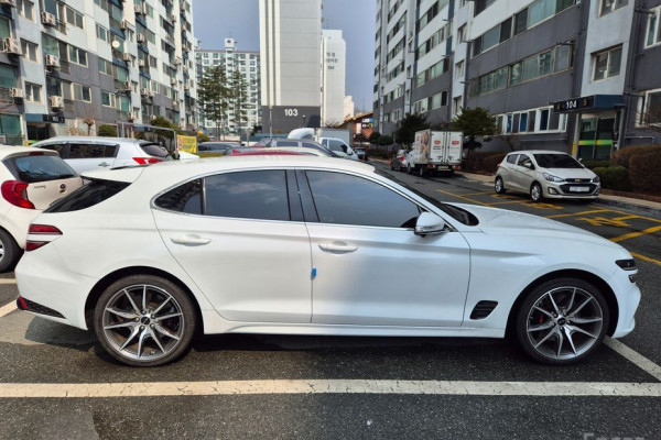 2023 Genesis G70 с пробегом 10 000 км