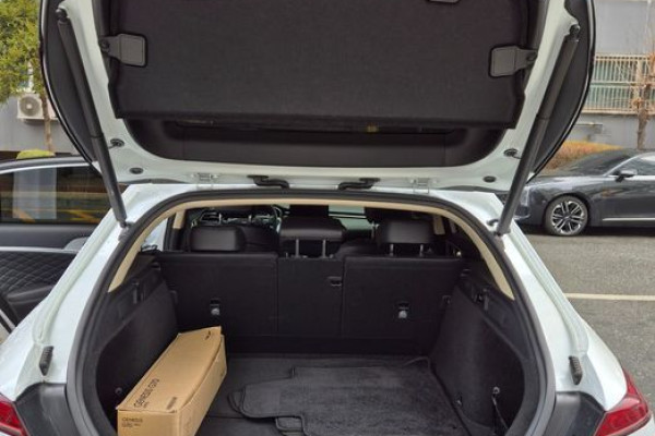 2023 Genesis G70 с пробегом 10 000 км