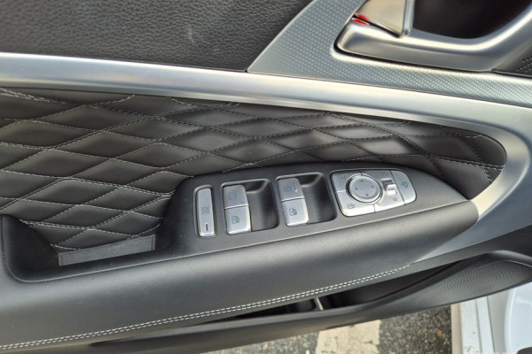 2023 Genesis G70 с пробегом 10 000 км