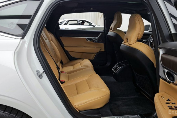 2023 Volvo S90 с пробегом 28 780 км