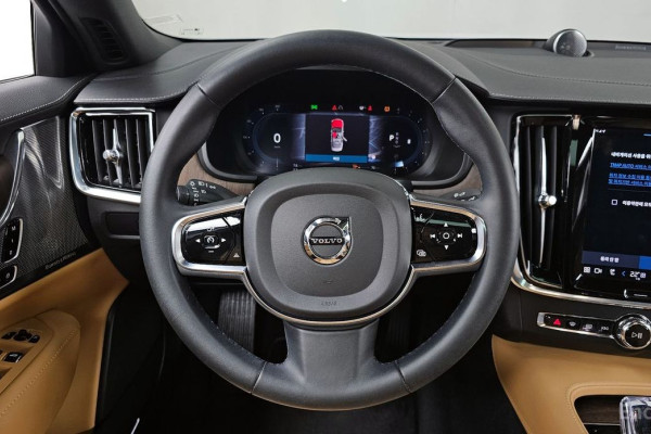 2023 Volvo S90 с пробегом 28 780 км