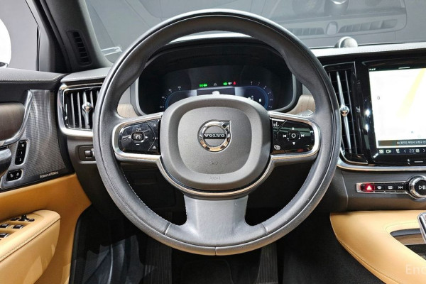 2022 Volvo S90 с пробегом 32 717 км