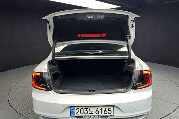 2022 Volvo S90 с пробегом 32 717 км