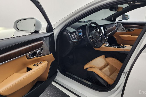 2023 Volvo S90 с пробегом 30 999 км