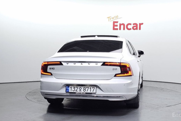 2023 Volvo S90 с пробегом 48 607 км