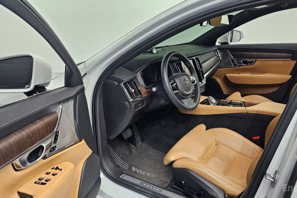 2023 Volvo S90 с пробегом 48 607 км