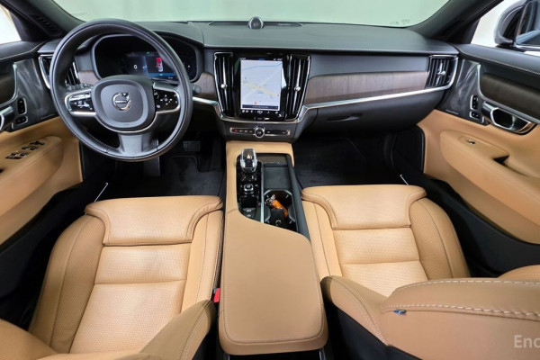 2022 Volvo S90 с пробегом 23 885 км
