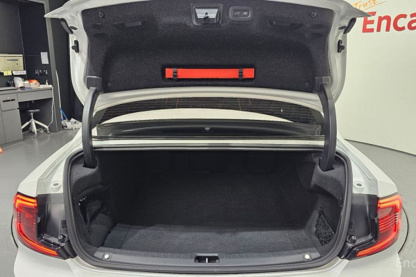 2023 Volvo S90 с пробегом 48 607 км