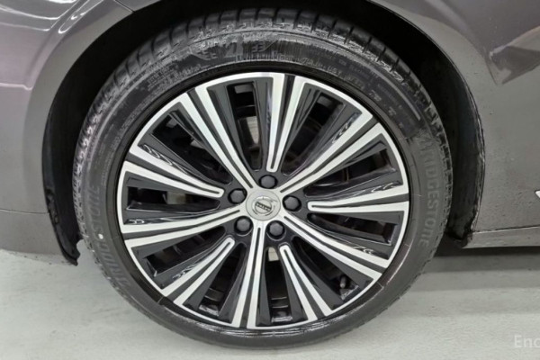 2022 Volvo S90 с пробегом 87 000 км