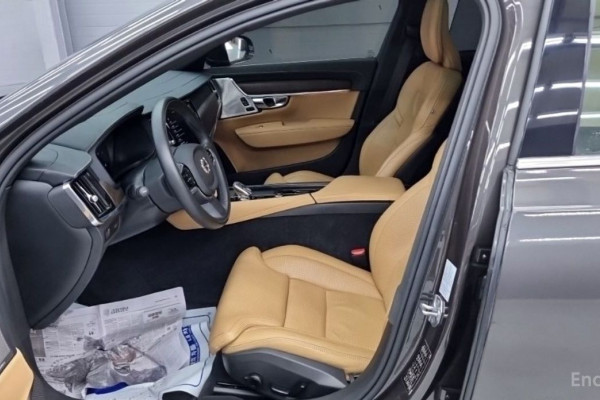 2022 Volvo S90 с пробегом 87 000 км