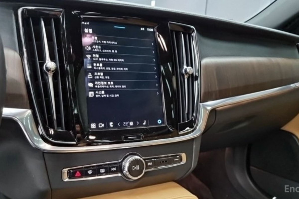 2022 Volvo S90 с пробегом 87 000 км