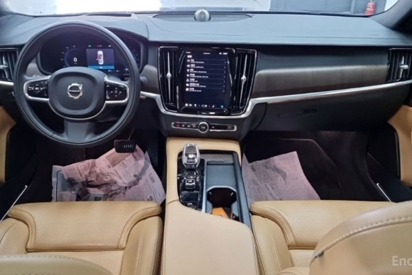 2022 Volvo S90 с пробегом 87 000 км