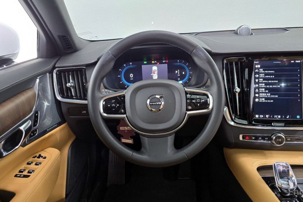 2022 Volvo S90 с пробегом 43 649 км