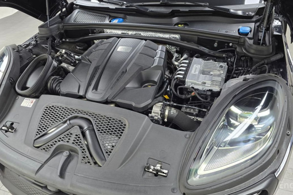 2023 Porsche Macan с пробегом 24 468 км